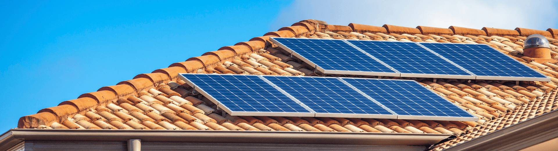 بررسی تغییرات قیمت پنل‌ها و تجهیزات خورشیدی در سال ۱۴۰۴